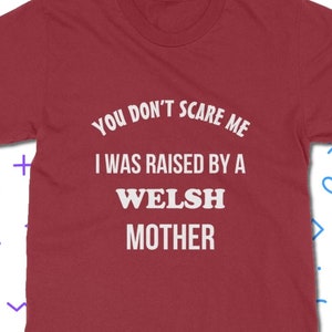 Criado por una camiseta de madre galesa - Camiseta de Gales / Camiseta para adultos unisex de ajuste clásico