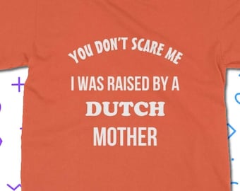 Koszulka Raised By A Dutch Mother - Koszulka z Holandii | Klasyczny krój Unisex Koszulka dla dorosłych Mama Mama Prezent na Dzień Matki