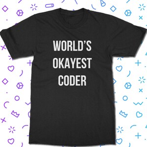 Op de afbeelding: Zwart T-shirt met witte tekst die "WORLD'S OKAYEST CODER" luidt.