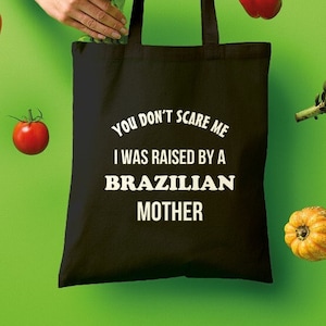 Bolsa de mano &quot;Criado por una madre brasileña&quot; - Bolsa de mano de lona brasileña / Bolsa de compras de plástico ecológica de repuesto