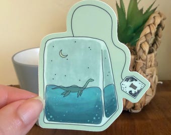 Pegatina del Monstruo del Lago Ness en una bolsita de té - Calcomanía mágica para amantes del té