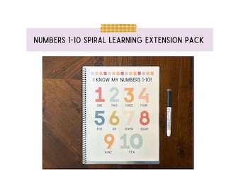 以下が含まれることがあります： 「Numbers 1-10 Spiral Learning Extension Pack」というタイトルの、カラフルな数字と単語が書かれたスパイラル綴じの学習パック。1から10までの数字が様々な色で表示されています。黒いマーカーが本の隣にあります。「I Know My Numbers 1-10!」というテキストが上部にあります。