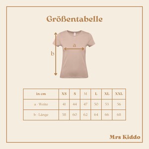 May include: Size chart for a t-shirt with measurements in centimetres for width and length. Sizes include XS, S, M, L, XL, and XXL. The chart is labelled "Gr&ouml;&szlig;entabelle" and "Mrs Kiddo".