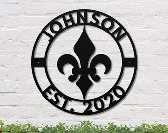 Letrero metálico personalizado con flor de lis, nombre y fecha de la familia.