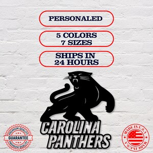 Puede incluir: Logotipo negro de los Carolina Panthers con el texto "CAROLINA PANTHERS" debajo. La imagen tambi&eacute;n incluye el texto "PERSONALIZADO", "5 COLORES 7 TALLAS" y "ENV&Iacute;OS EN 24 HORAS".