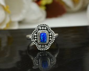 Anillo de ópalo de fuego azul: hecho a mano en plata de ley 925, talla 8 1/2 (EE. UU.)