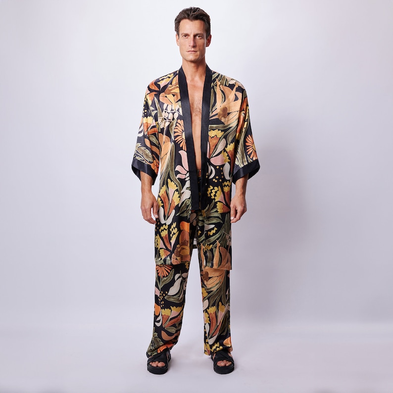 Lyxigt kimonoset för män, konstnärligt tryckt morgonrock och byxor, Statement-resortoutfit, bohemisk loungekläder, djärva festivalkläder bild 6