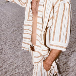 Men's retro linen kimono, perfect for beach parties and music festivals. Lightweight and breathable, offering comfort and style. The unique design stands out in any crowd. Made from high-quality linen, ideal for those who embrace vintage fashion.