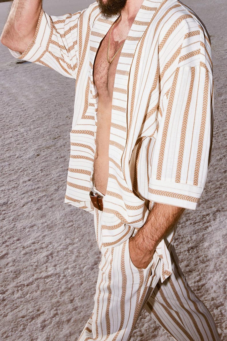 Men's retro linen kimono, perfect for beach parties and music festivals. Lightweight and breathable, offering comfort and style. The unique design stands out in any crowd. Made from high-quality linen, ideal for those who embrace vintage fashion.