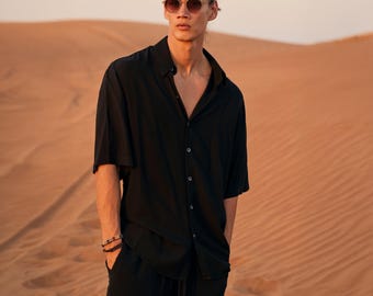 Camisa negra oversize de viscosa de manga corta para hombre, minimalista
