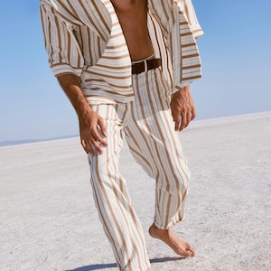 Men's retro linen kimono, perfect for beach parties and music festivals. Lightweight and breathable, offering comfort and style. The unique design stands out in any crowd. Made from high-quality linen, ideal for those who embrace vintage fashion.