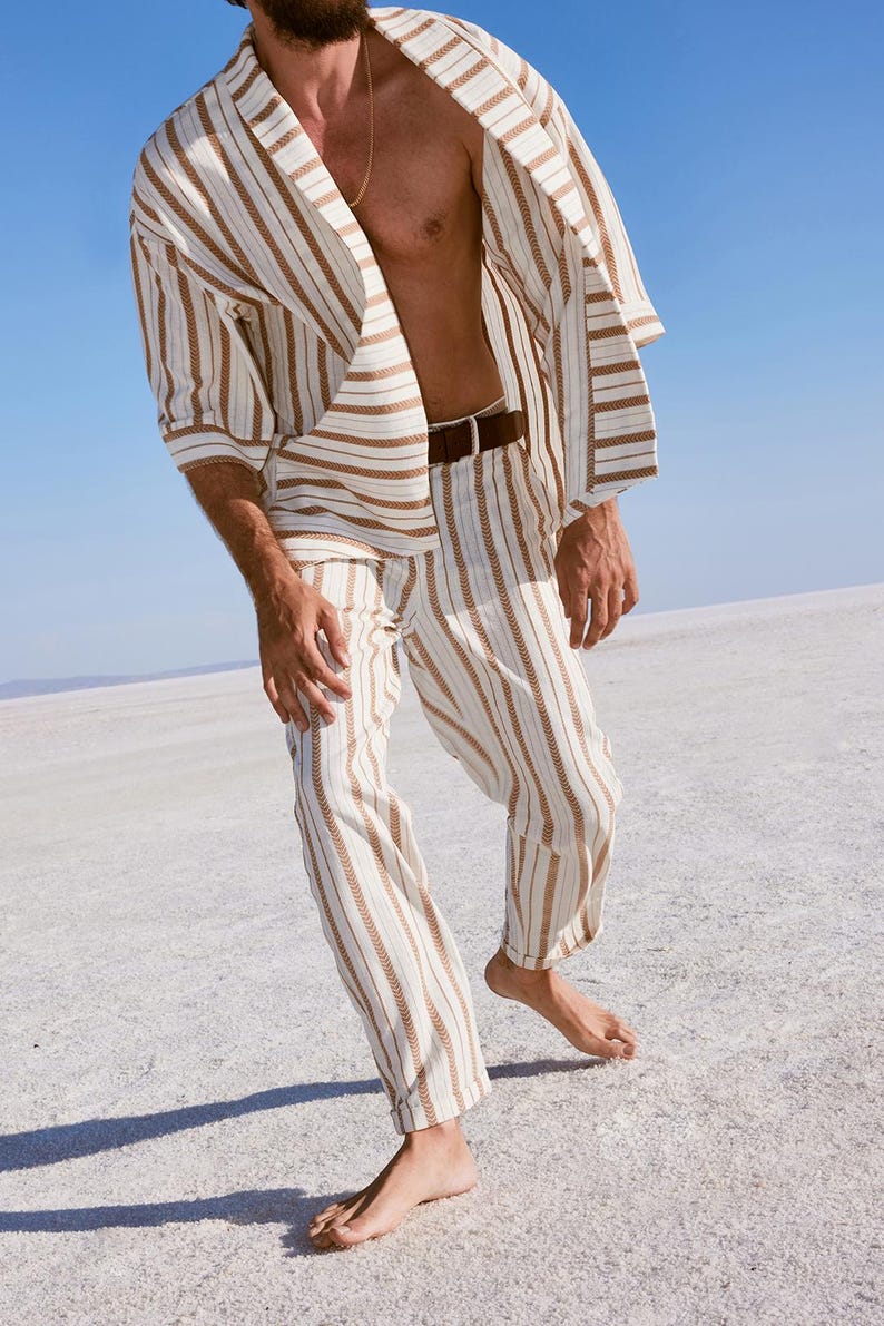 Men's retro linen kimono, perfect for beach parties and music festivals. Lightweight and breathable, offering comfort and style. The unique design stands out in any crowd. Made from high-quality linen, ideal for those who embrace vintage fashion.