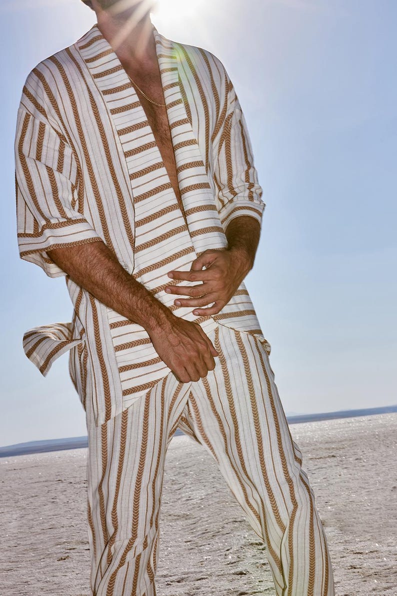 Men's retro linen kimono, perfect for beach parties and music festivals. Lightweight and breathable, offering comfort and style. The unique design stands out in any crowd. Made from high-quality linen, ideal for those who embrace vintage fashion.