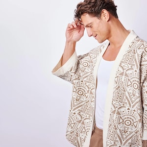 Chaqueta tipo kimono boho para hombre, cárdigan ligero, ropa de playa de inspiración azteca, atuendo boho para festivales, kimono de muselina con estampado étnico, Giftforhim imagen 2