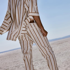 Men's retro linen kimono, perfect for beach parties and music festivals. Lightweight and breathable, offering comfort and style. The unique design stands out in any crowd. Made from high-quality linen, ideal for those who embrace vintage fashion.
