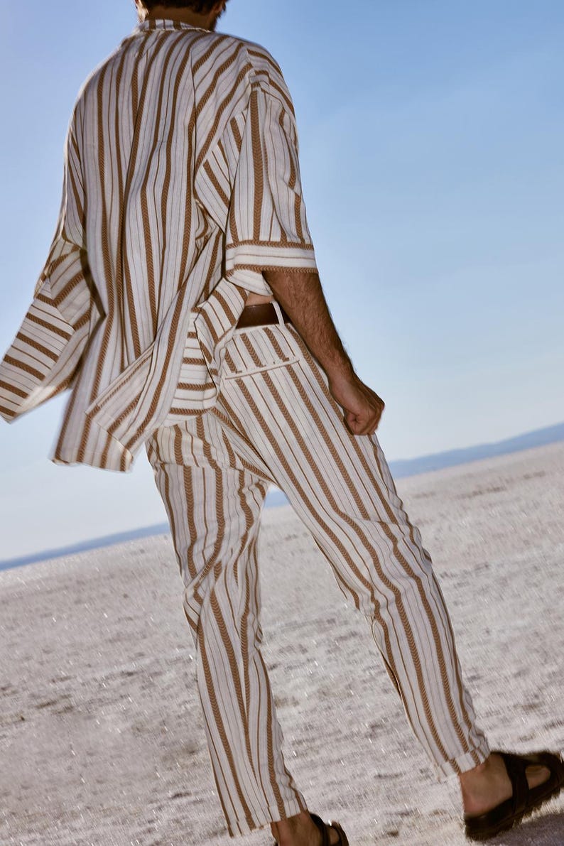 Men's retro linen kimono, perfect for beach parties and music festivals. Lightweight and breathable, offering comfort and style. The unique design stands out in any crowd. Made from high-quality linen, ideal for those who embrace vintage fashion.