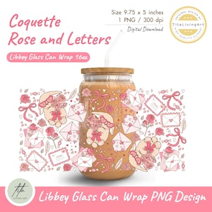 Op de afbeelding: Een Libbey glazen can wrap design met een coquette rozen en letters thema. Het ontwerp bevat illustraties van teddyberen met rozen, enveloppen en strikken in roze en bruine tinten. Het ontwerp is 24,77 x 12,7 cm groot.