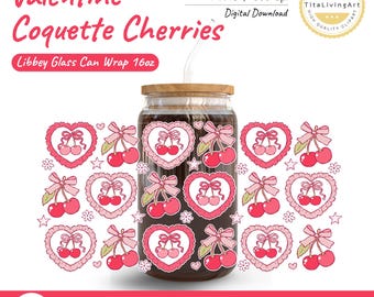 Peut inclure: Un emballage de canette en verre transparent avec un couvercle en bois, présentant un motif de la Saint-Valentin. Le motif comprend des cœurs roses, des cerises et des nœuds. Le texte indique "Valentine Coquette Cherries" et "Libbey Glass Can Wrap 16oz". La taille est de 24,77 x 12,7 cm.