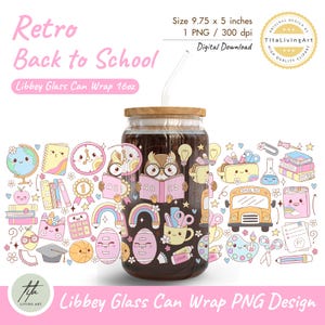 Może przedstawiać: Przezroczysta szklana osłona na puszkę z drewnianą pokrywką i słomką, z motywem "Retro Back to School". Osłona ozdobiona jest kolorowymi ilustracjami o tematyce szkolnej, w tym sową czytającą książkę, szkolnym autobusem i różnymi przyborami szkolnymi. Projekt ma wymiary 24.77 x 12.7 cm.
