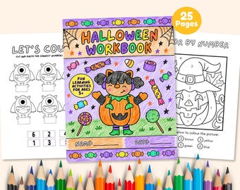 Può includere: Un quaderno di esercizi di Halloween da 25 pagine con una copertina colorata che mostra un bambino in costume da zucca circondato da caramelle. La copertina include il testo Halloween Workbook, Fun Learning Activities For Ages 5+, Name e Date. Sono visibili due pagine di attività aggiuntive, una con un esercizio di conteggio con mostri e l'altra con un disegno da colorare per numero di una zucca e un cappello da strega. Matite colorate sono allineate in basso.
