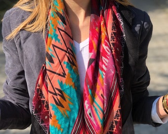 Bufanda cuadrada grande de algodón, diseñada a mano en rosa, verde y negro con borla negra.