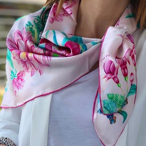 Foulard carré en soie - Conçu à la main en motif floral