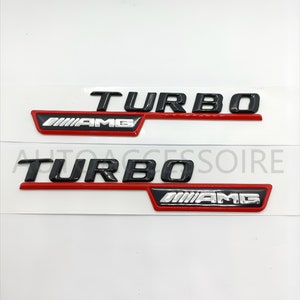 Könnte beinhalten: Zwei schwarze "TURBO"-Embleme mit roten Akzenten und silberner "AMG"-Beschriftung. Die Embleme sind für ein Auto.