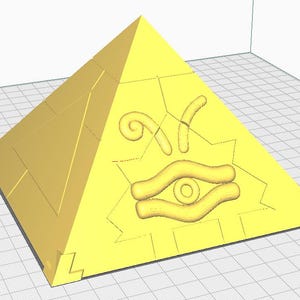 Op de afbeelding: Een gele piramide met een gestileerd oogontwerp aan één kant. Het oog is gemaakt van golvende lijnen en een cirkel in het midden.