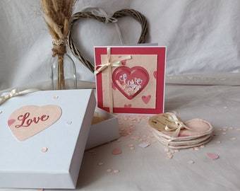 Mini-coffret artisanale de Saint Valentin : carte de St- Valentin et lingettes en formes de cœurs