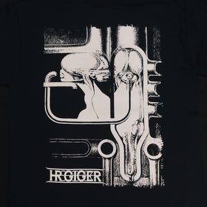 Puede incluir: Camiseta negra con un estampado blanco de una criatura biomecánica con el texto "HR GIGER" en la parte inferior.