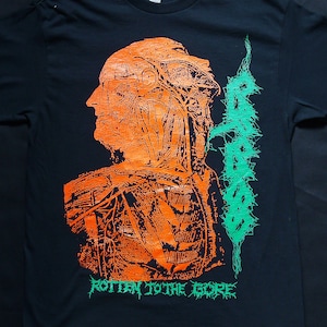 Puede incluir: Camiseta negra con un estampado gráfico naranja y verde de un esqueleto humano con el texto "Rotten to the Gore".