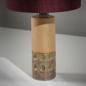 Puede incluir: Un juego de tres tazas de cerámica con un acabado moteado y mate. Las tazas son de color crema, gris claro y gris oscuro. Cada taza tiene un diseño simple y minimalista y un asa redondeada.