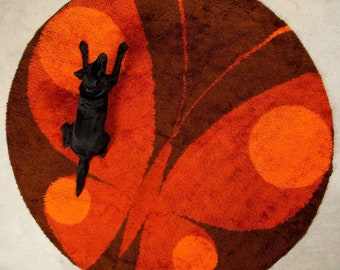 Vintage Rya Rug, (XL+) Ø 266 cm / 8,73 ft. Butterfly in brown and warm orange, designed by Danish artist Ib Antoni in the 1960s.   (RxA)