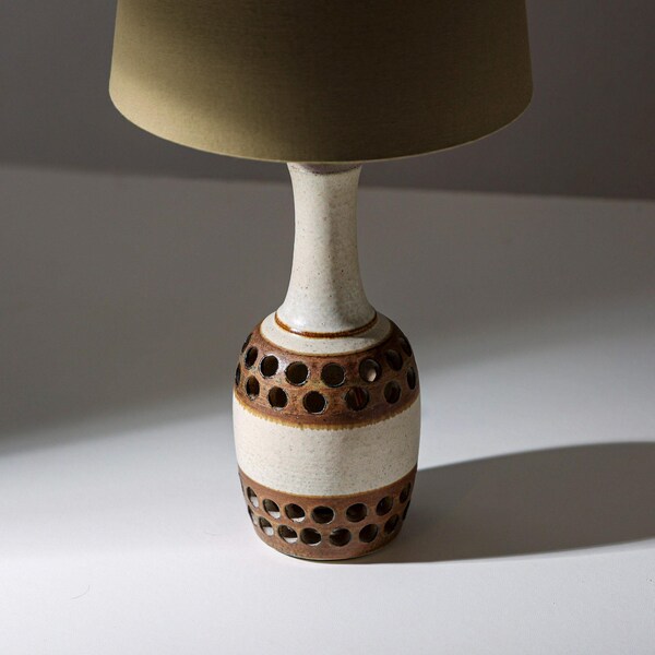 Dänische Søholm Tischlampe aus Keramik mit durchbrochenem Design - moderner Charme der Mitte des Jahrhunderts