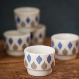 Portauovo Danild 'Blue Drop' (4 pezzi) di Lyngby Porcelain, stoviglie in stile moderno di metà secolo anni '60, stoviglie minimaliste scandinave, porcellana da collezione