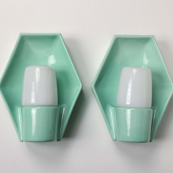 1 grüne Badezimmer-Wandleuchte von Linden, Wilhelm Wagenfeld zugeschrieben. Wandleuchte Ocker aus Porzellan. Bauhaus Design, Space Age