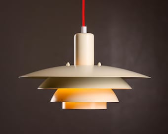 Una lámpara colgante vintage multipantalla de Horn Belysning Dinamarca MCM Diseño de iluminación danés
