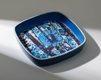 Royal Copenhagen, Aluminia Baca, art fajance 780-2883 Square bowl, shades of blue, design by Johanne Gerber.