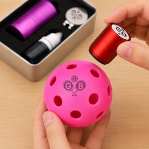 Spersonalizowany stempel z piłką do pickleballa | Spersonalizowany znacznik do czapki pickleballa | Prezent dla gracza pickleballa | Spersonalizowany stempel z logo | Prezent dla trenera