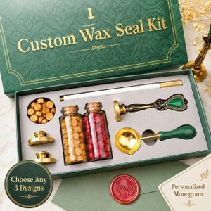 Könnte beinhalten: Ein Siegelwachs-Set in einer grünen Box mit zwei Glasflaschen gefüllt mit goldenen und roten Wachsperlen, einem goldenen Siegelstempel mit grünem Griff, einem goldenen Schmelzlöffel mit grünem Griff, einem weißen Wachsstab und zwei Messingstempelköpfen.