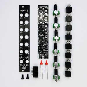 Könnte beinhalten: Eine schwarze und grüne elektronische Platine mit dem Text "WS MIX6.2" und "MIX6.2" darauf gedruckt. Die Platine hat mehrere Knöpfe und Schalter. Die Platine ist von schwarzen und grünen Knöpfen und Schaltern umgeben.