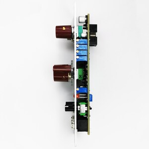 Puede incluir: Placa de circuito electr&oacute;nico con varios componentes, incluyendo perillas marrones, resistencias azules y verdes, y conectores negros. La placa est&aacute; montada en un panel blanco, mostrando una compleja disposici&oacute;n de piezas electr&oacute;nicas.