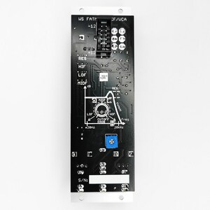 Puede incluir: Una placa de circuito electr&oacute;nico negra con texto y gr&aacute;ficos blancos. La placa presenta varios componentes, incluyendo una perilla, interruptores y un diagrama. El texto incluye "WS FATM", "CF/UCA", "RES", "HIF", "LOF", "MIDF", "CUTOFF KNOB" y "20kHz".