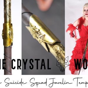 Puede incluir: Un jabalí dorado y plateado con una envoltura de cuero y una tapa de metal dorado. El jabalí es de la película "The Suicide Squad" y se llama "The Crystal Wolf".