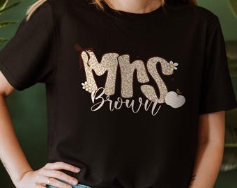 Camiseta personalizada con nombre de profesor, divertida camiseta escolar, regreso a clases, equipo de profesores, regalo de agradecimiento para profesor de jardín de infantes.