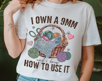 Camiseta divertida de ganchillo, tengo una 9 mm y sé cómo usarla, camiseta con humor sobre ganchillo, regalo para amantes del hilo, camiseta para tejedores, camiseta gráfica para artesanos.