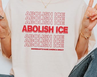 Camiseta Comfort Colors® estilo bolsa de supermercado con el lema "Abolir ICE", "Los inmigrantes hacen grande a Estados Unidos", "Desfinanciar a ICE", "Proteger la inmigración", camiseta antifascista