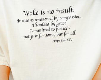 Camiseta Comfort Colors® "Woke Is Not An Insult" (Despierto no es un insulto), cita del Papa León XIII, camiseta sutilmente anti-Trump, camiseta de protesta, derechos humanos, justicia social, camiseta de igualdad