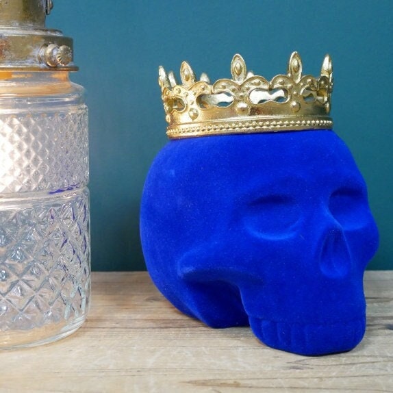 Blue skull necklace with gold crown deals