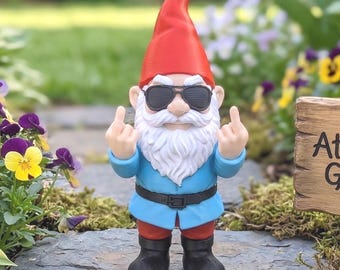 Lustiger Gartenzwerg mit Mittelfingern - Rude Rasenverzierung - Freche Gnom-Außenstatue - Offensive Gartendekoration